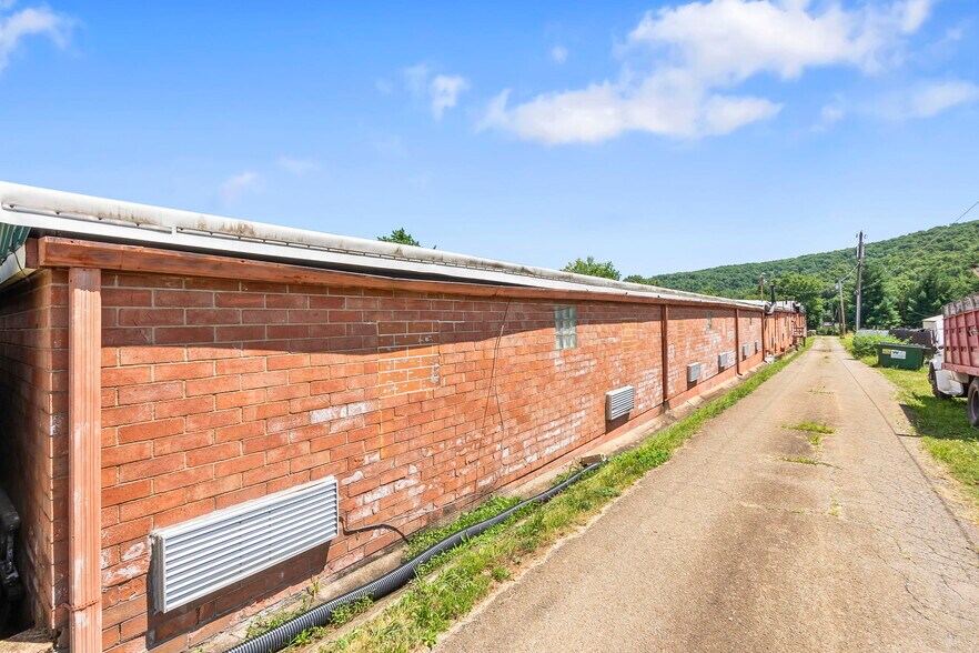 More Photos Of 310 S McCune St, Pilot Knob Hotel For Sale