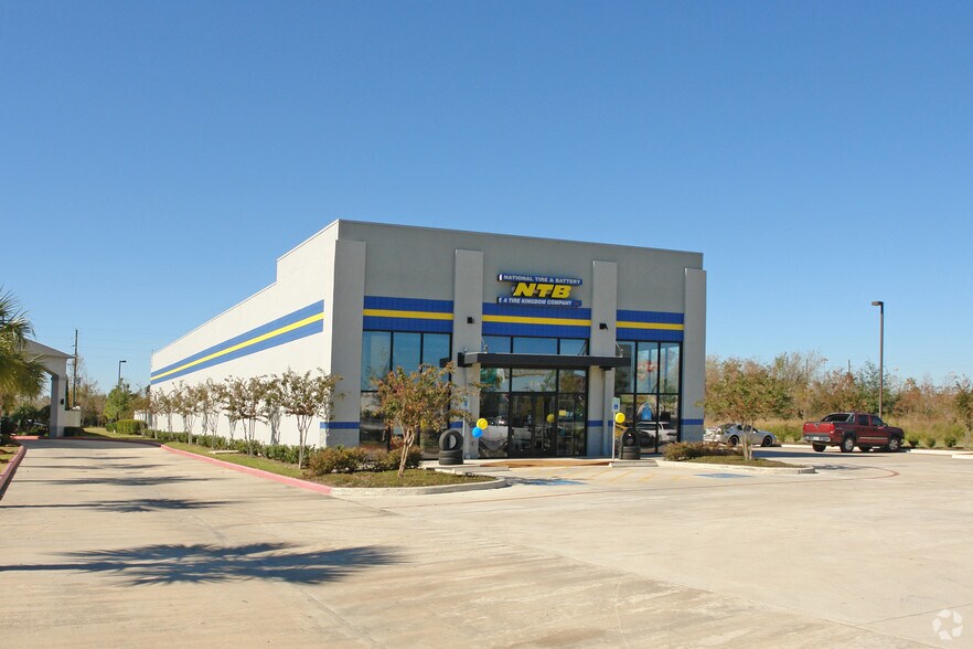 More Photos Of 11017 North Fwy, Houston Freestanding For Lease