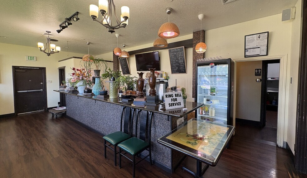 More Photos Of 3400 River Rd N, Salem Restaurant For Lease