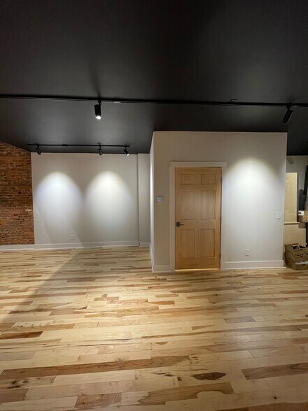 More Photos Of 20-24 E Beverley St, Staunton General Retail For Lease