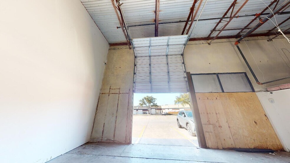 More Photos Of 5405 Bandera Rd, San Antonio Light Distribution For Lease