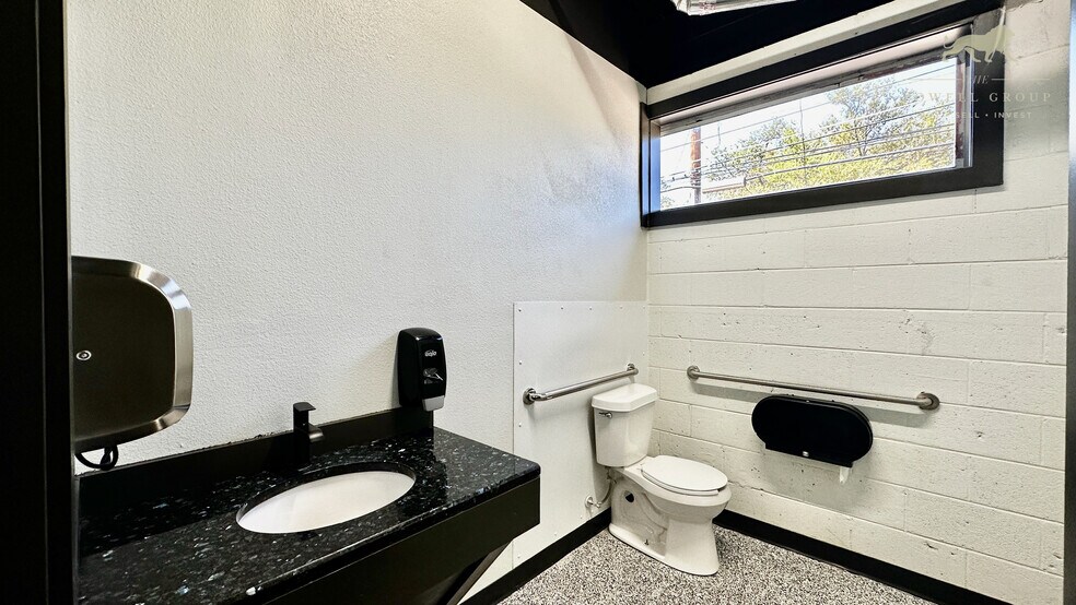 More Photos Of 3610 34th St, Lubbock Office For Sale