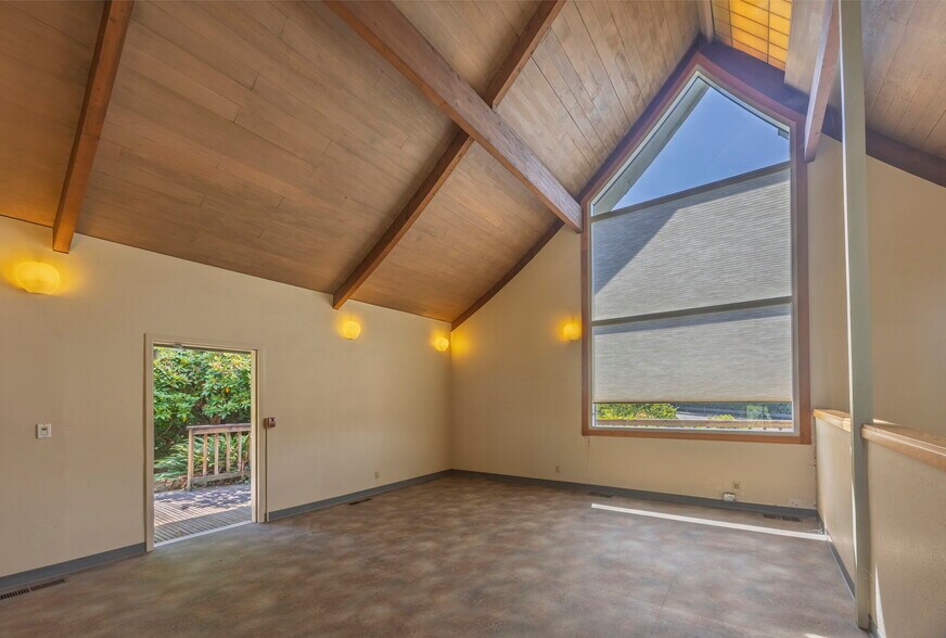 More Photos Of 210 NE Alder St, Toledo Office For Sale
