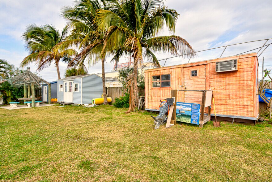 More Photos Of 400-408 W Cocoa Beach Cswy, Cocoa Beach General Retail For Sale