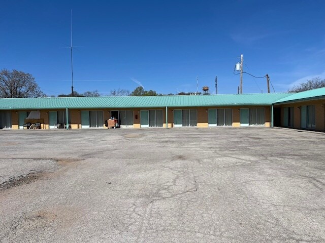 More Photos Of 208 S Ellis St, Menard Hotel For Sale