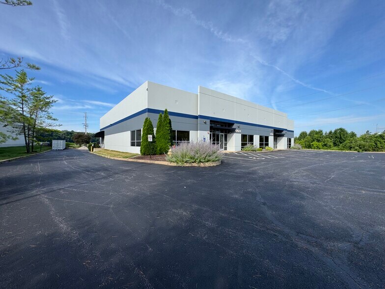 More Photos Of 17824-17826 Edison Ave, Chesterfield Flex For Lease