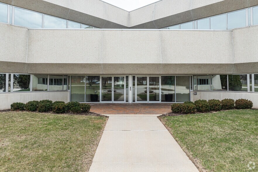 More Photos Of 3200 Riverside Dr, Green Bay Office For Sale