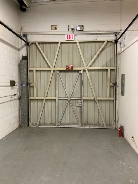 More Photos Of 16148-16150 Wyandotte St, Van Nuys Warehouse For Lease