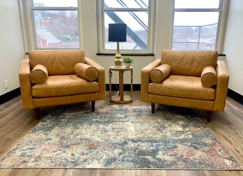 More Photos Of 200 W 3rd St, Alton Office For Lease