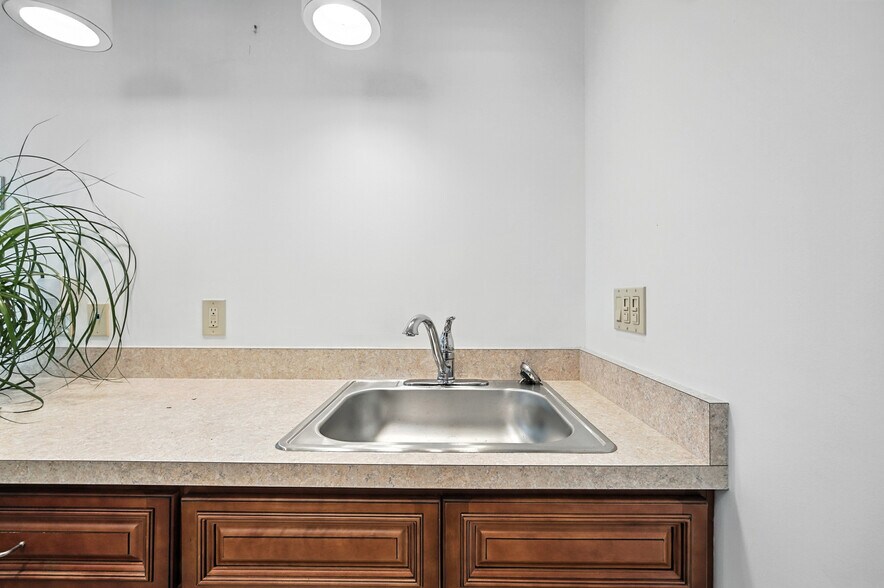 More Photos Of 5636 Bridgetown Rd, Cincinnati Medical For Sale