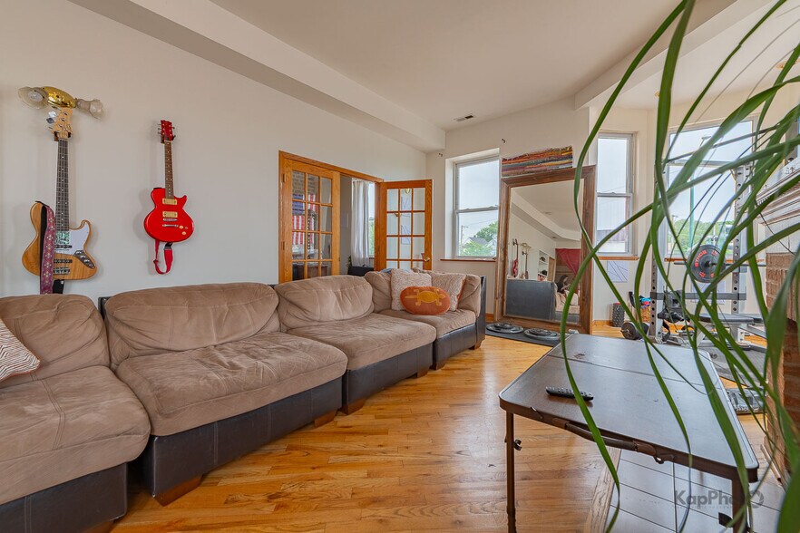 More Photos Of 601 W 47th St, Chicago Storefront Retail Residential For Sale