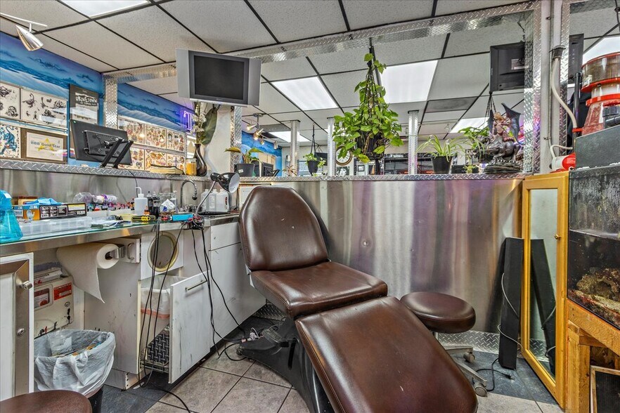 More Photos Of 11712 W Colfax Ave, Lakewood Freestanding For Lease