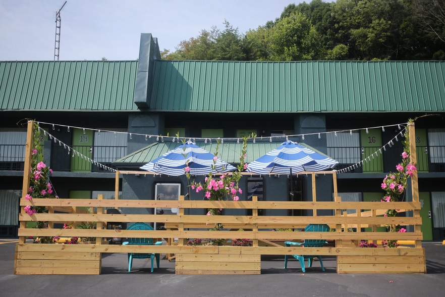 More Photos Of 1798 S Wilderness Rd, Mount Vernon Hotel For Sale