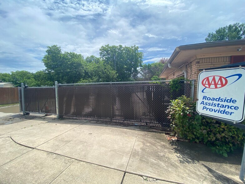 More Photos Of 6716 K Ave, Plano Office For Sale