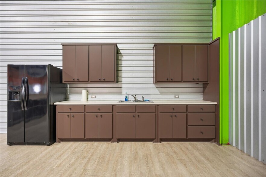 More Photos Of 3118 E Slaton Hwy, Lubbock Showroom For Sale