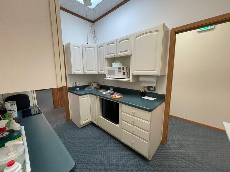 More Photos Of 283-297 Peterson Rd, Libertyville General Retail For Sale