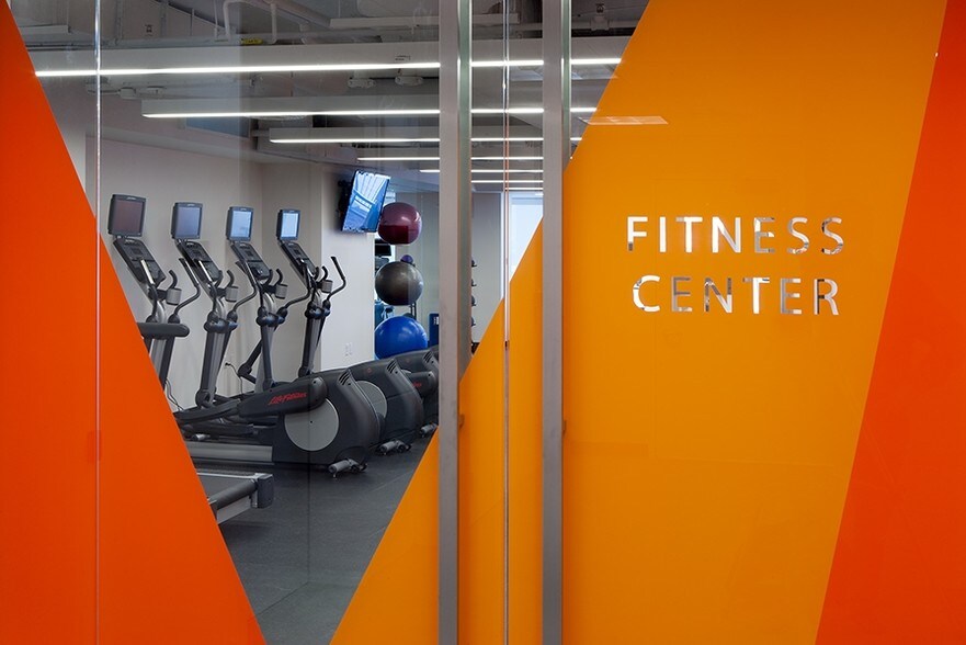 More Photos Of 2550 S Clark St, Arlington Office For Lease