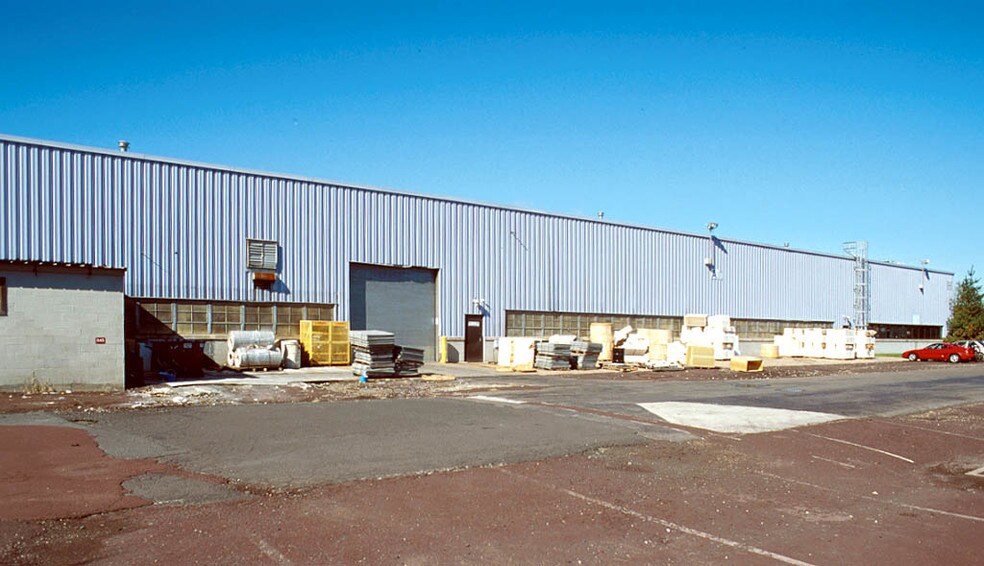 More Photos Of 122 Mill Rd, Oaks Warehouse For Lease