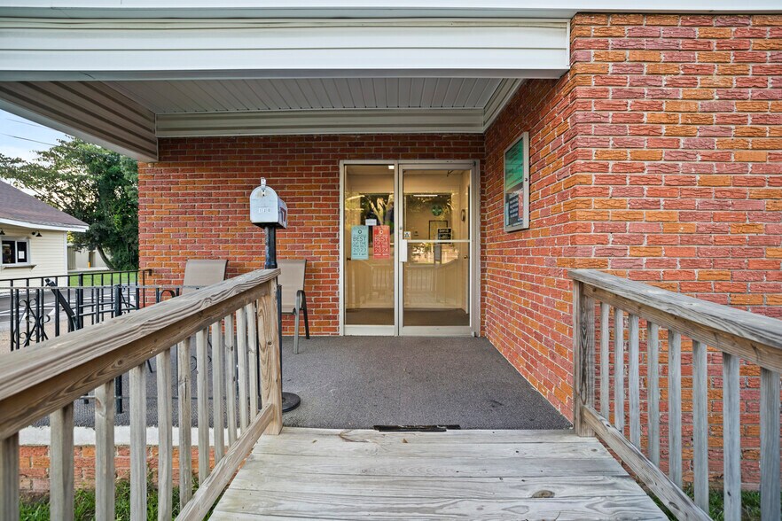 More Photos Of 130 N Main St, Petal Medical For Sale