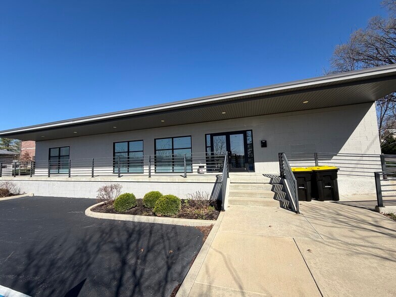 More Photos Of 340 S Walker St, Bloomington Office For Lease