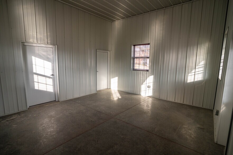 More Photos Of 200 S Memorial Dr, Independence General Retail For Lease