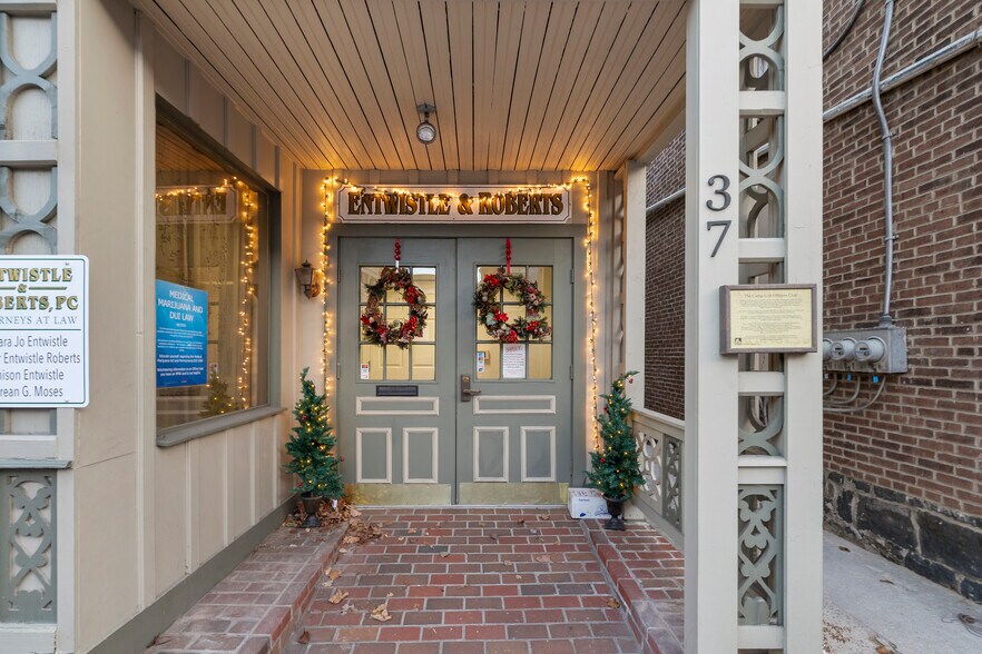 More Photos Of 37 W Middle St, Gettysburg Storefront Retail Residential For Lease