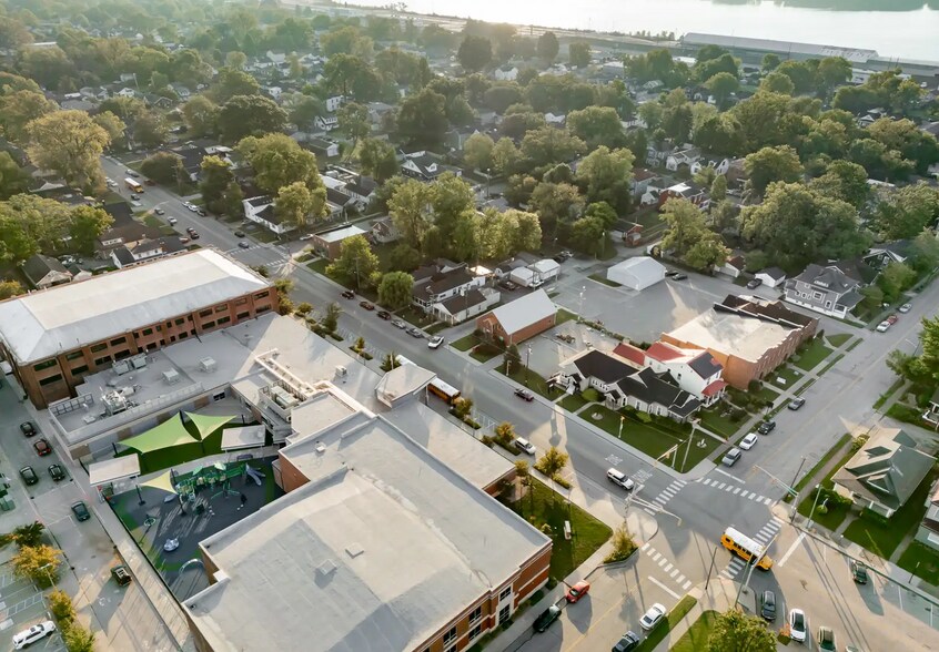 More Photos Of 618 E Court Ave, Jeffersonville Office For Lease