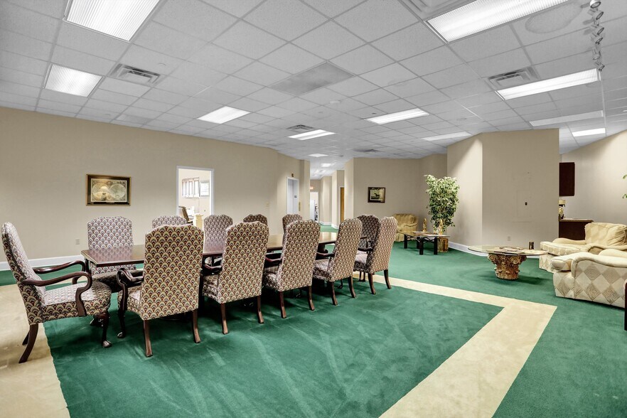 More Photos Of 7375 Adrianne Pl, Bartlett Light Distribution For Lease