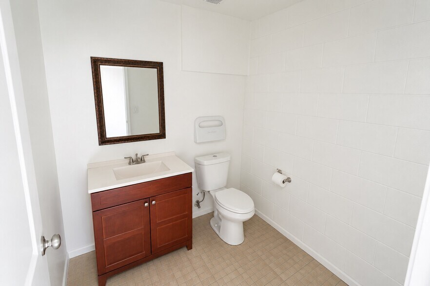 More Photos Of 4136 Eagle Rock Blvd, Los Angeles Storefront For Sale
