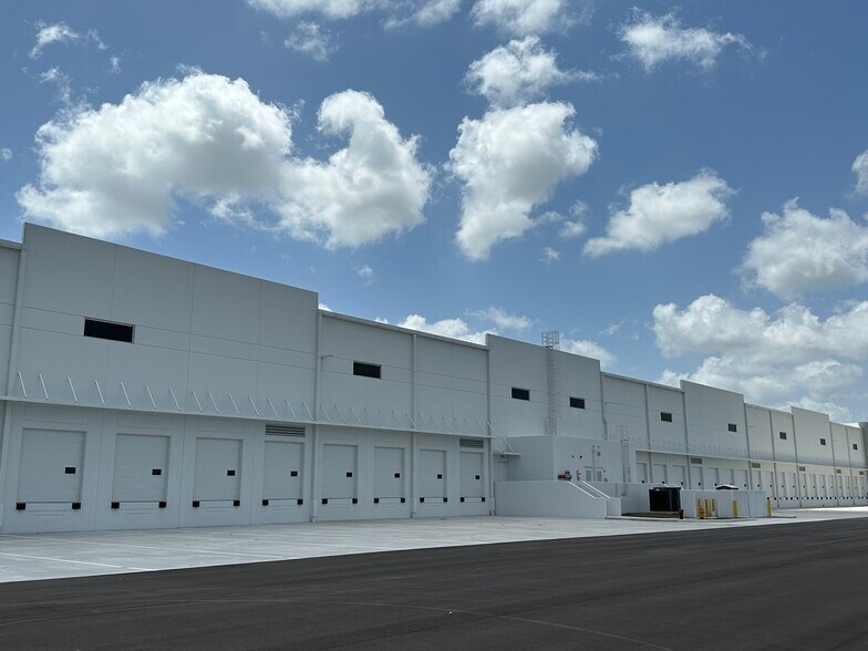 More Photos Of 1100 Old Dixie Hwy, Lake Park Distribution For Lease