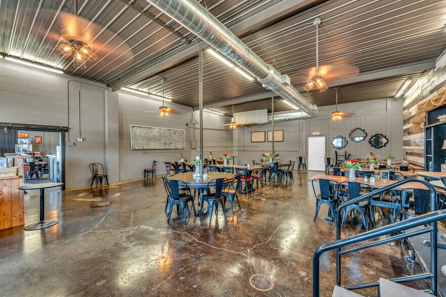 More Photos Of 601 Arizona Ave, Holton General Retail For Sale