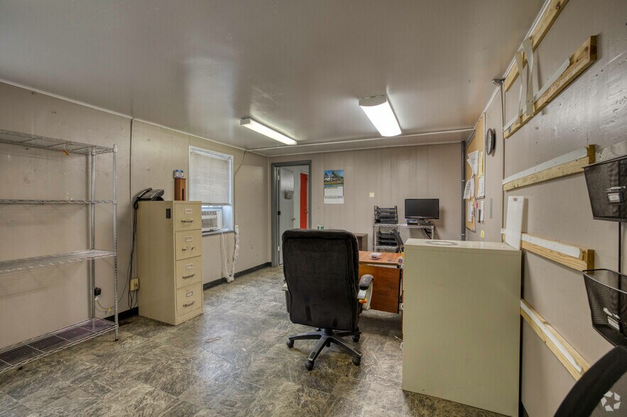 More Photos Of 9516 E Dr Martin Luther King Blvd, Tampa Warehouse For Lease