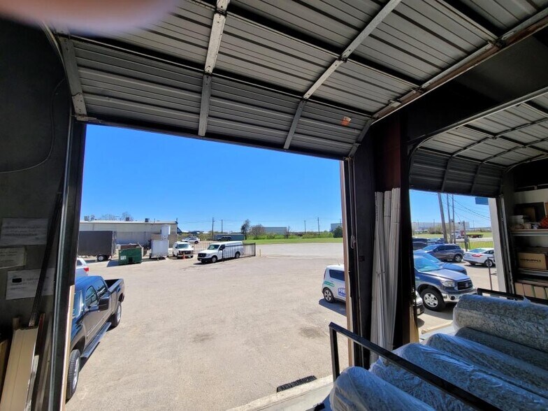 More Photos Of 3500 Dime Cir, Austin Warehouse For Lease