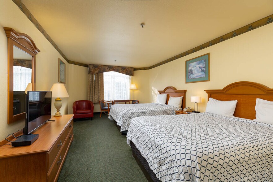 More Photos Of 550 SE Highway 101, Lincoln City Hotel For Sale