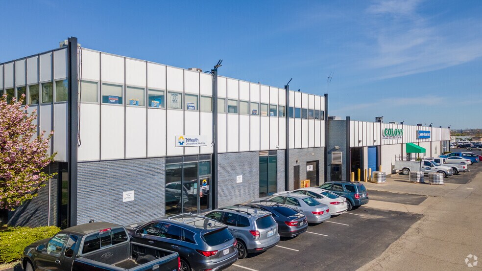 More Photos Of 1150 W 8th St, Cincinnati Flex For Lease