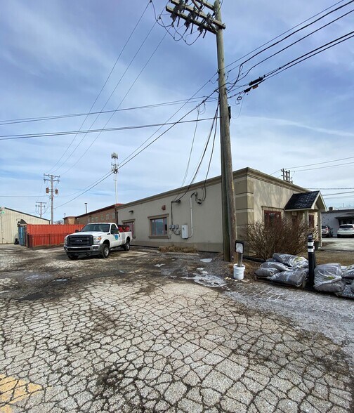 More Photos Of 703 Childs St, Wheaton Veterinarian Kennel For Lease