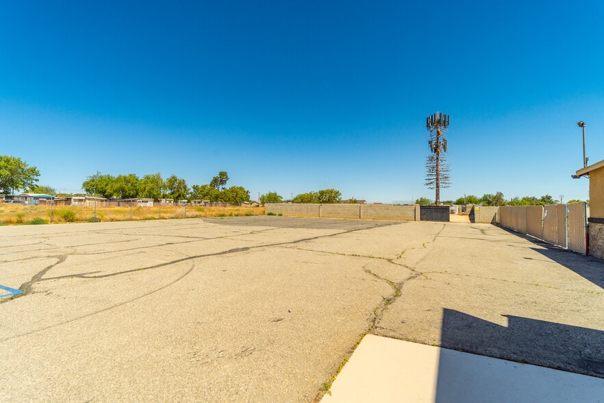 More Photos Of 8837 E Palmdale Blvd, Palmdale Research And Development For Sale