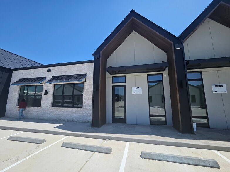 More Photos Of 1325 Main St, Katy Office For Sale