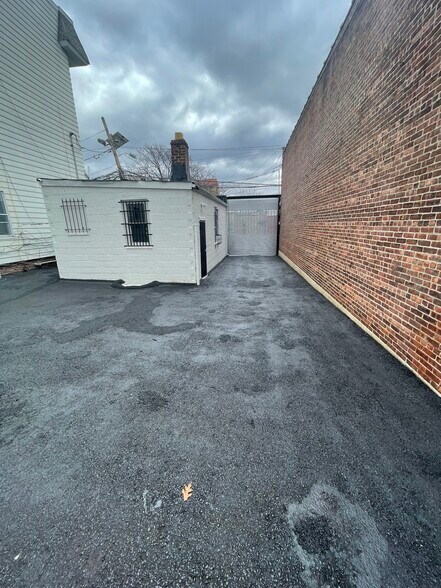 More Photos Of 157 Smith St, Newark Storefront Retail Office For Sale