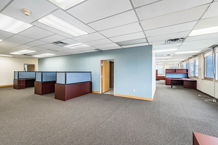 More Photos Of 220 Advance Blvd, Brampton Office For Sale