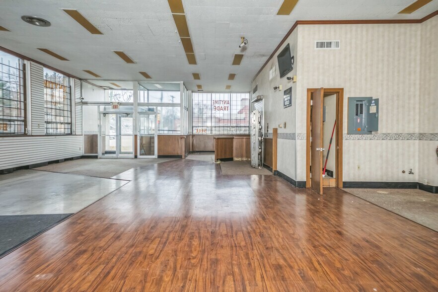 More Photos Of 43 W Laketon Ave, Muskegon General Retail For Sale