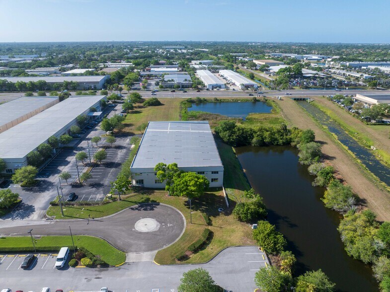 More Photos Of 6950 112th Cir, Largo Warehouse For Lease