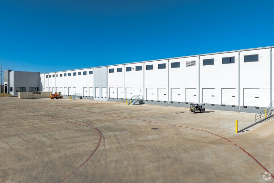 More Photos Of 6901 N Interstate 35, Denton Warehouse For Lease