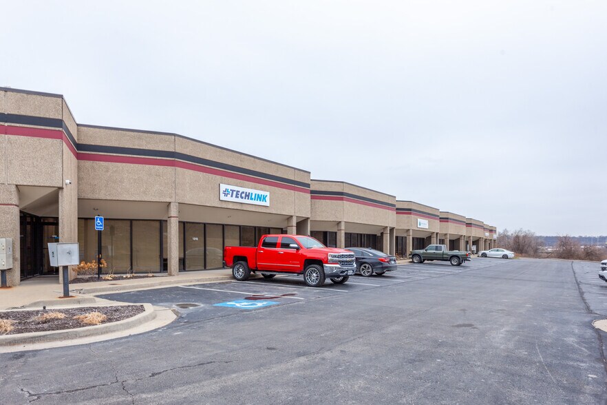 More Photos Of 1300-1322 Adams St, Kansas City Manufacturing For Lease