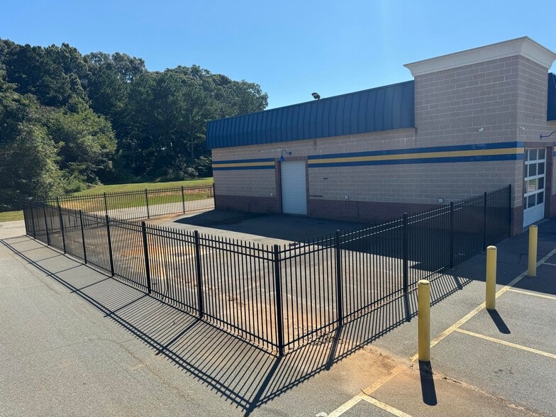 More Photos Of 11430 Tara Blvd, Hampton Freestanding For Lease