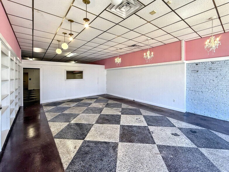 More Photos Of 109 W Monroe St, Herrin Storefront Retail Residential For Lease