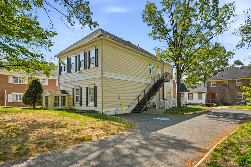 More Photos Of 1662 Village Green, Crofton Office For Lease
