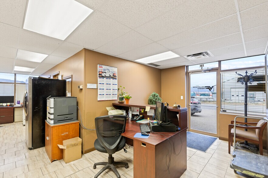 More Photos Of 131 Tilley Rd, Kelowna Warehouse For Sale