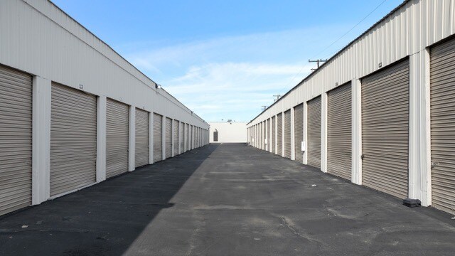 More Photos Of 1610 E Edinger Ave, Santa Ana Self Storage For Lease