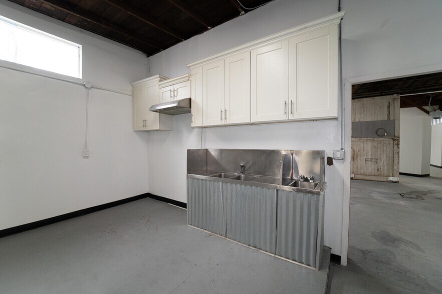 More Photos Of 5838 Woodlawn Ave, Los Angeles Auto Repair For Sale